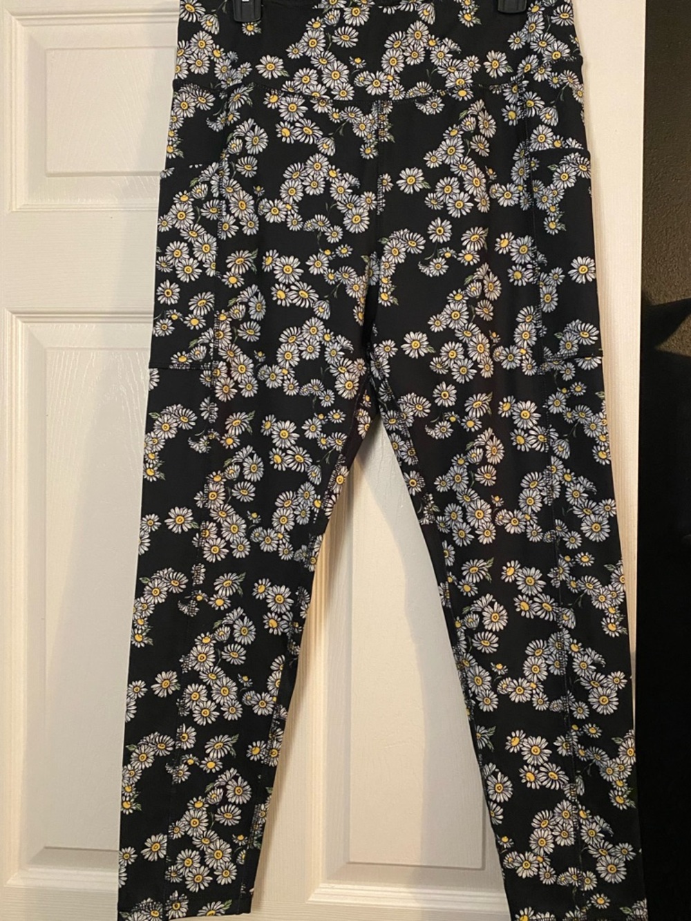 Women’s Black Daisy Print Athletic Leggings